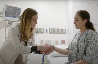 Кодирование Аквилонг в Нягани Врач держит пациентку за руку